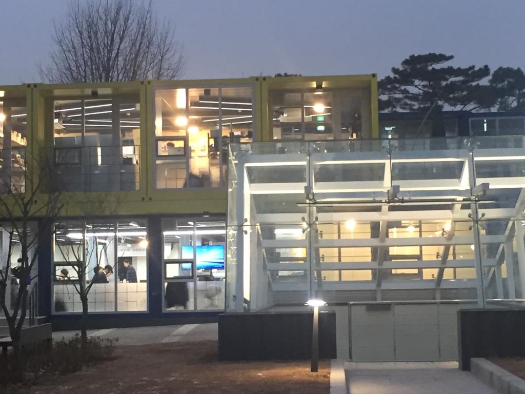 参观创业孵化基地